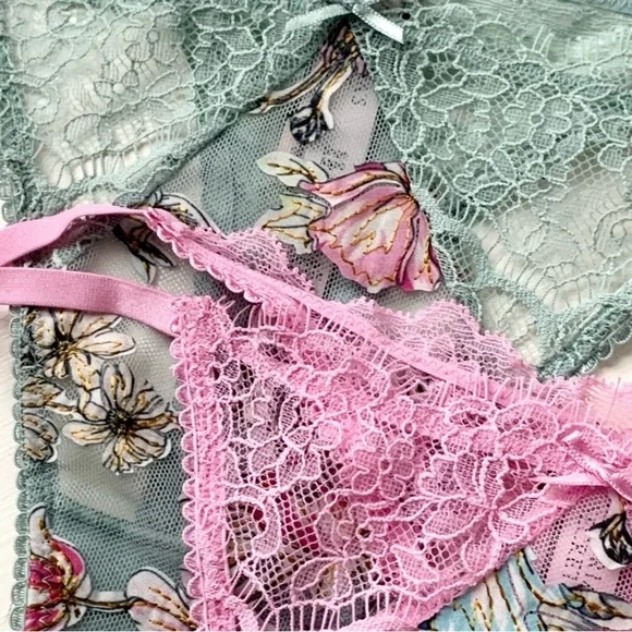 Victoria’s Secret 2pk Thong Panty Lot Small & Large New - Picture 4 of 4